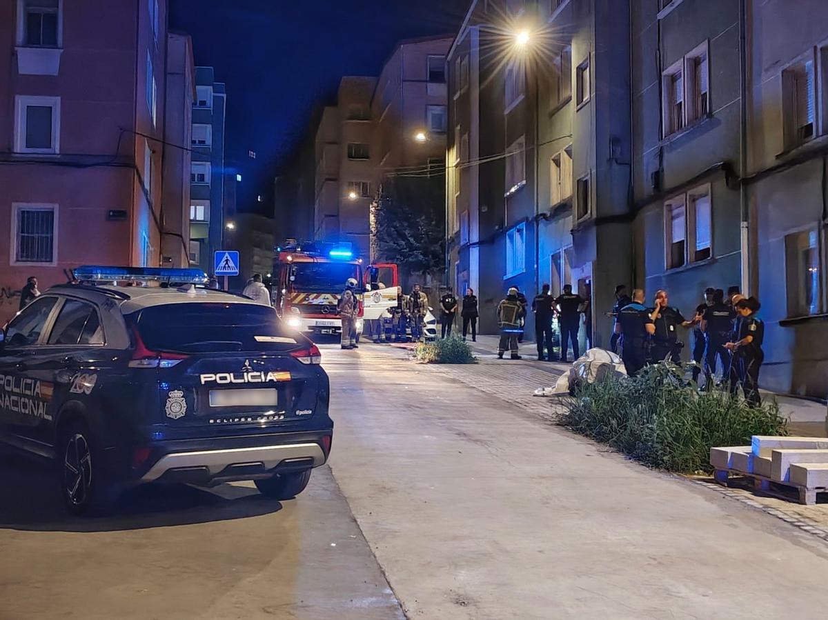 Despliegue policial y de bomberos en el piso precintado de la Sagrada Familia.