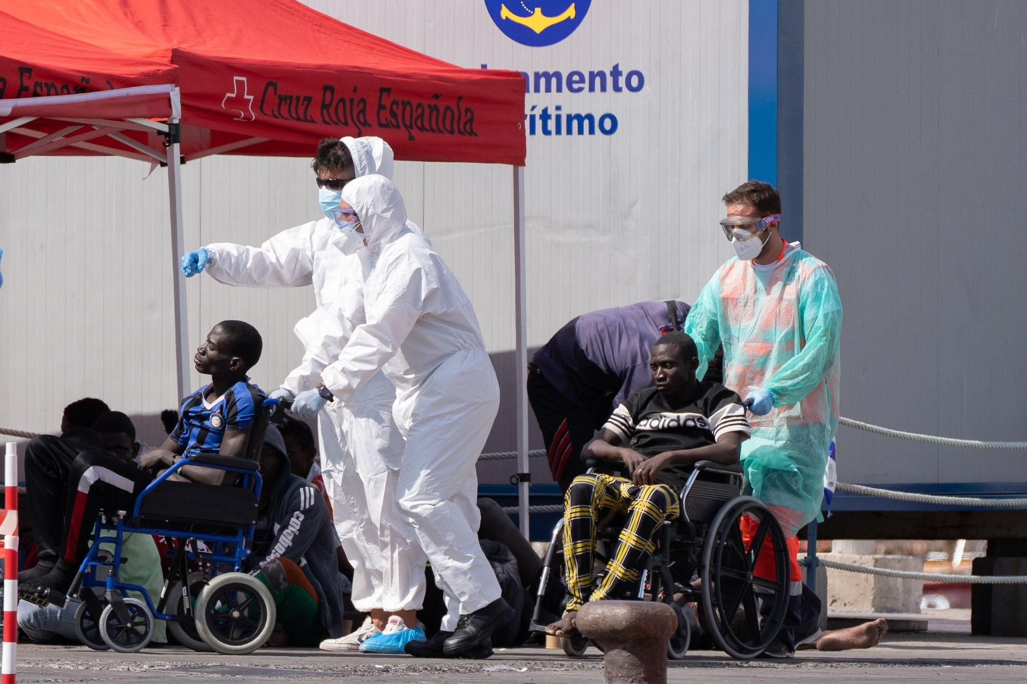 Tres ocupantes del cayuco avistado cerca de Tenerife, evacuados por deshidratación