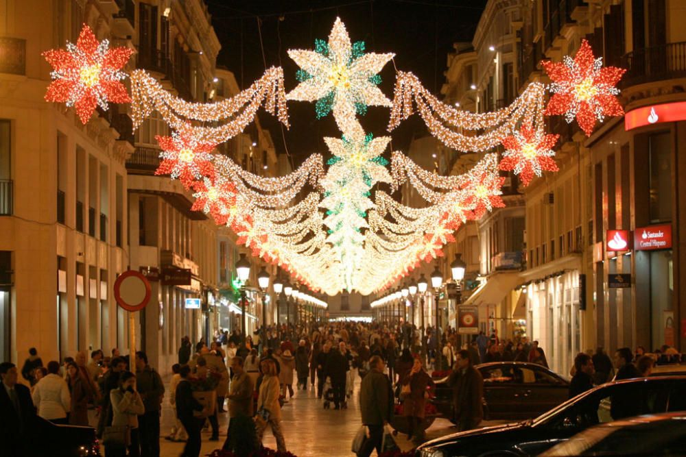 Las luces de Navidad de la calle Larios son actualmente un atractivo turístico de la ciudad por el espectáculo de luz y sonido que las acompañan desde hace ya algunos años, pero no siempre fue así...