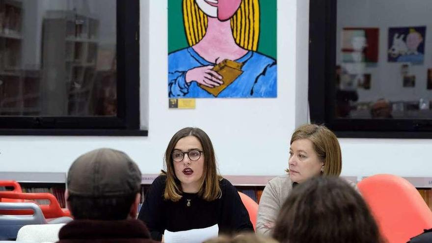 Patricia Suárez, con María Elena Losa, bibliotecaria de Mieres, ayer.