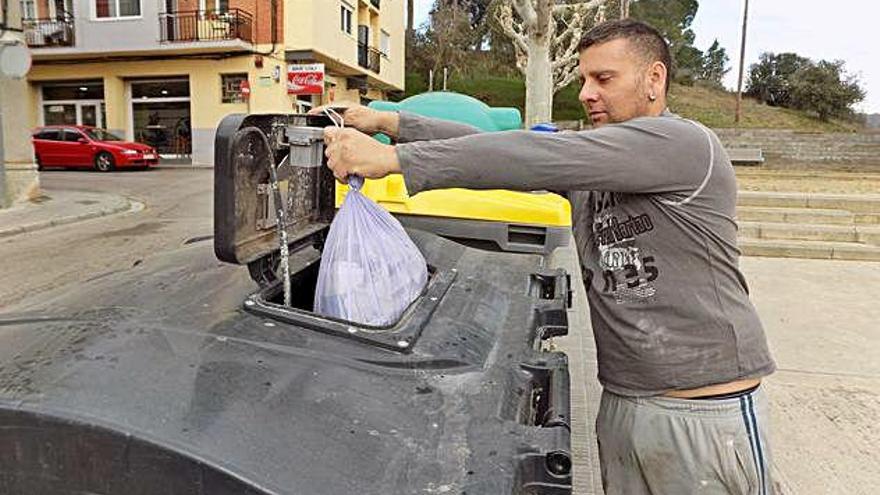 Un veí de Torroella de Baix, a Sant Fruitós de Bages, utilitzant els contenidors amb control d&#039;accés
