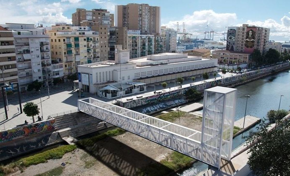 Completan el derribo de la estructura del puente peatonal del CAC