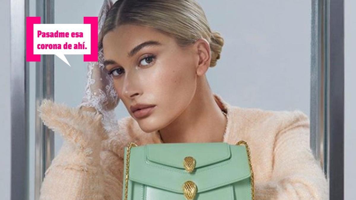 Hailey Bieber con bolso de Bulgari