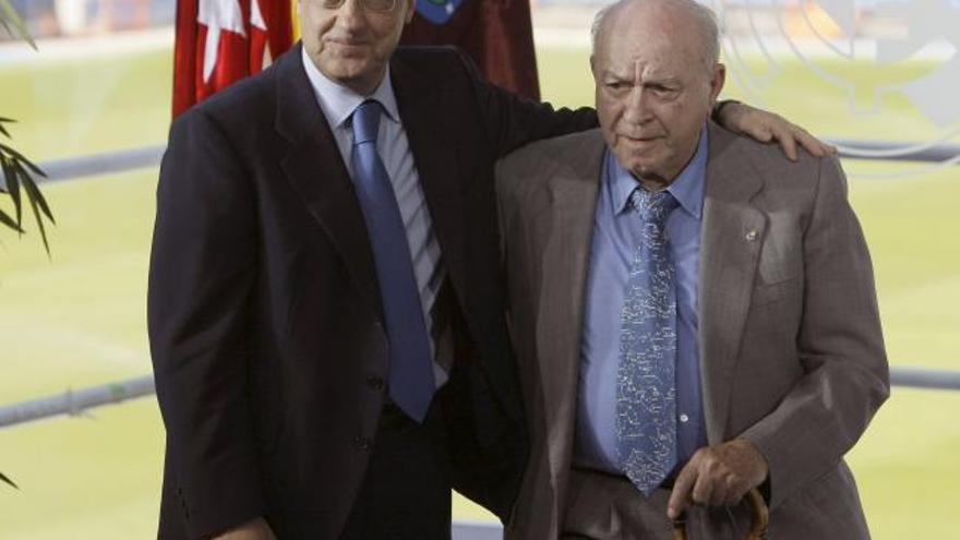 Florentino Pérez (i), durante su toma de posesión como presidente del Real Madrid en un acto celebrado hoy en el palco de honor del Santiago Bernabéu, junto al presidente de honor del club, Alfredo Di Stéfano.