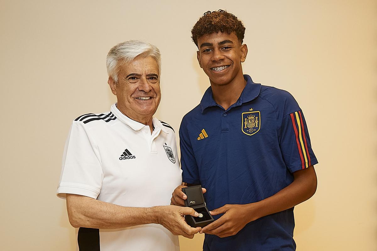 RFEF entrega insignia por debut con la selección de España a Lamine Yamal