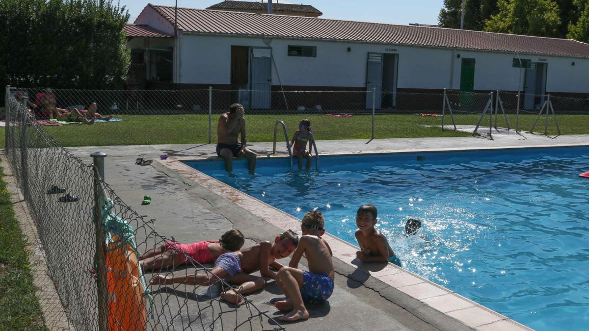 Bañistas en la piscina del barrio de Pinilla.