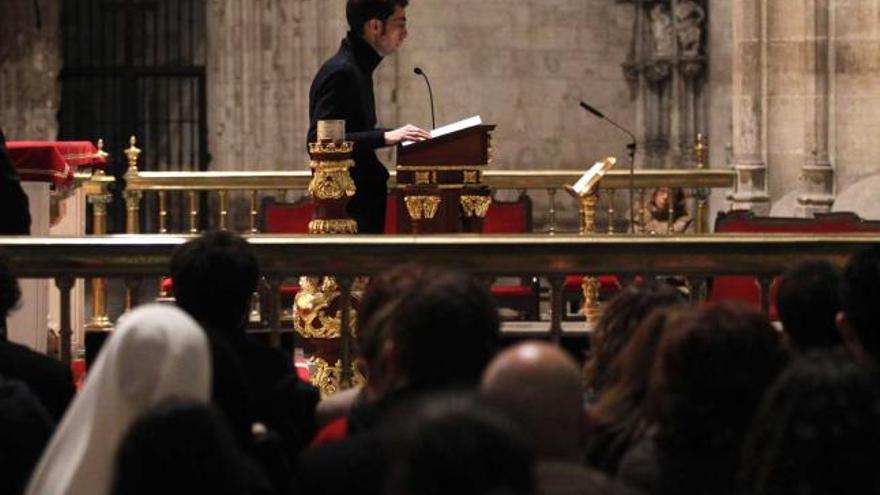 Un joven, ayer por la tarde, leyendo el Evangelio de San Marcos en la Catedral.