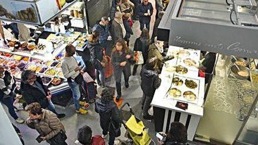 Aglomeracions al Mercat del Lleó, ahir al matí.