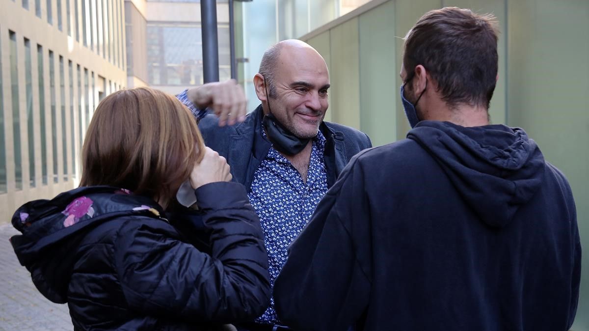 Xavier Vendrell  en la puerta de la Ciutat de la Justícia de Barcelona.