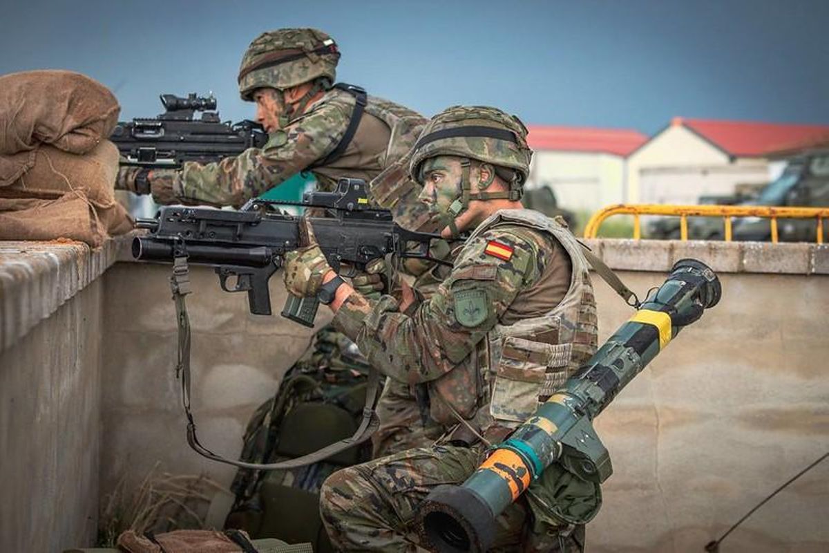 Dos soldados del Escalón Avanzado de la Brigada Paracaidista, durante el ejercicio Torment Alada 25