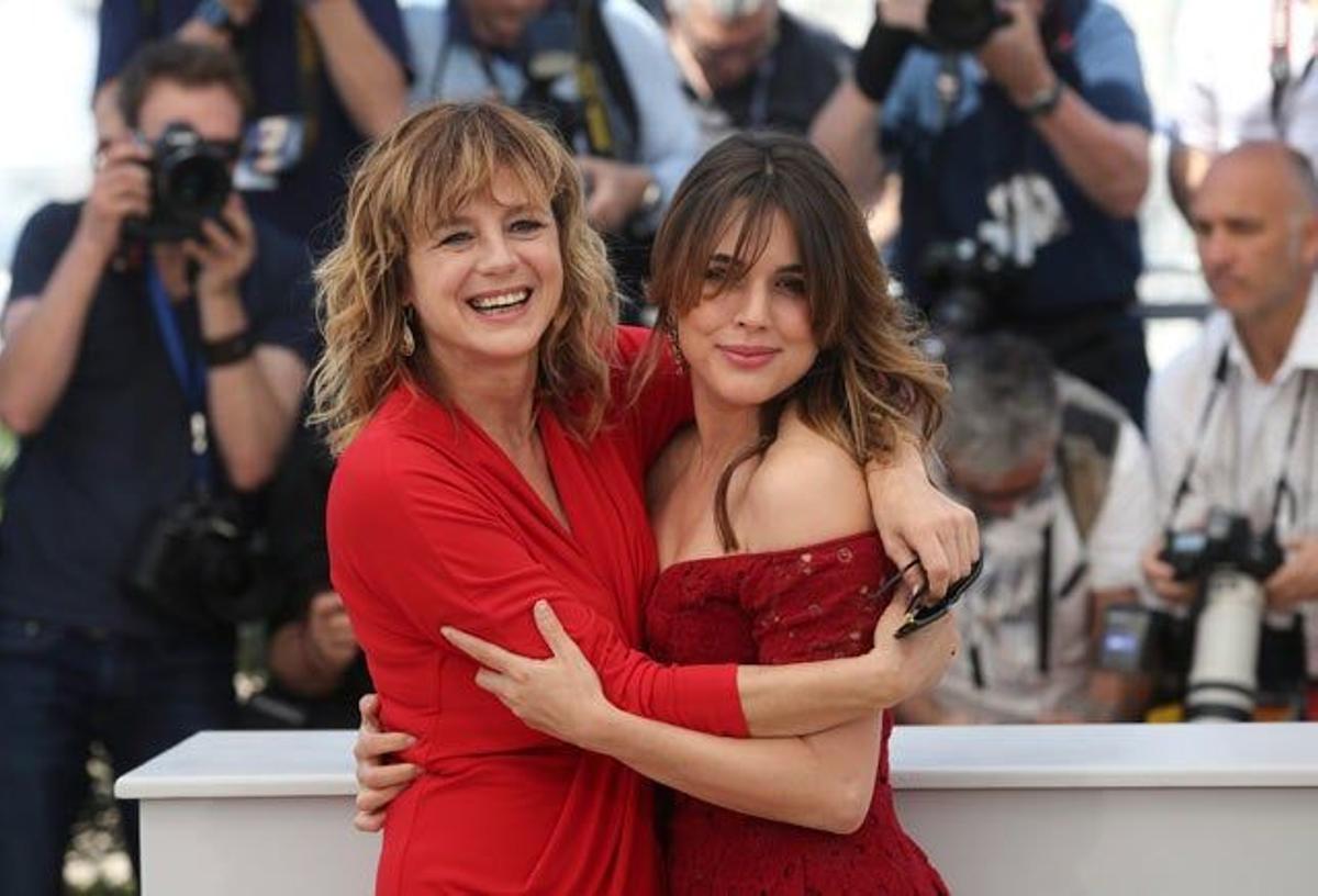 Emma Suárez y Adriana Ugarte presentan 'Julieta' en el Festival de Cannes.