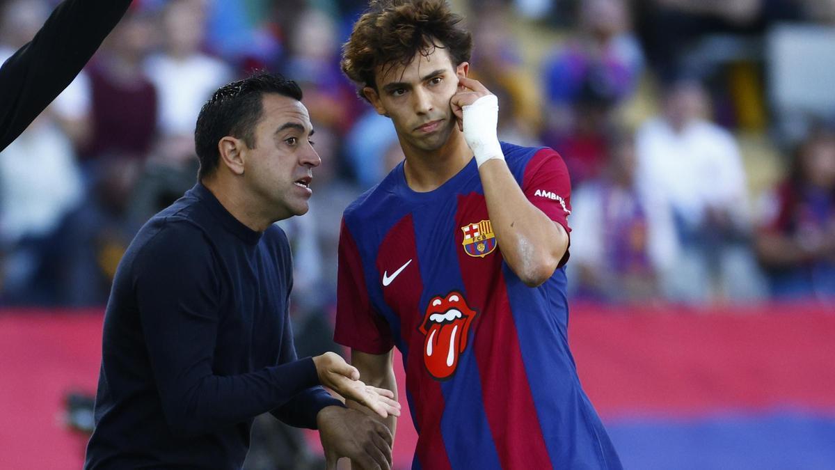 Xavi da instrucciones a Joao Félix en un partido del Barcelona en el Camp Nou antes de saltar al campo.