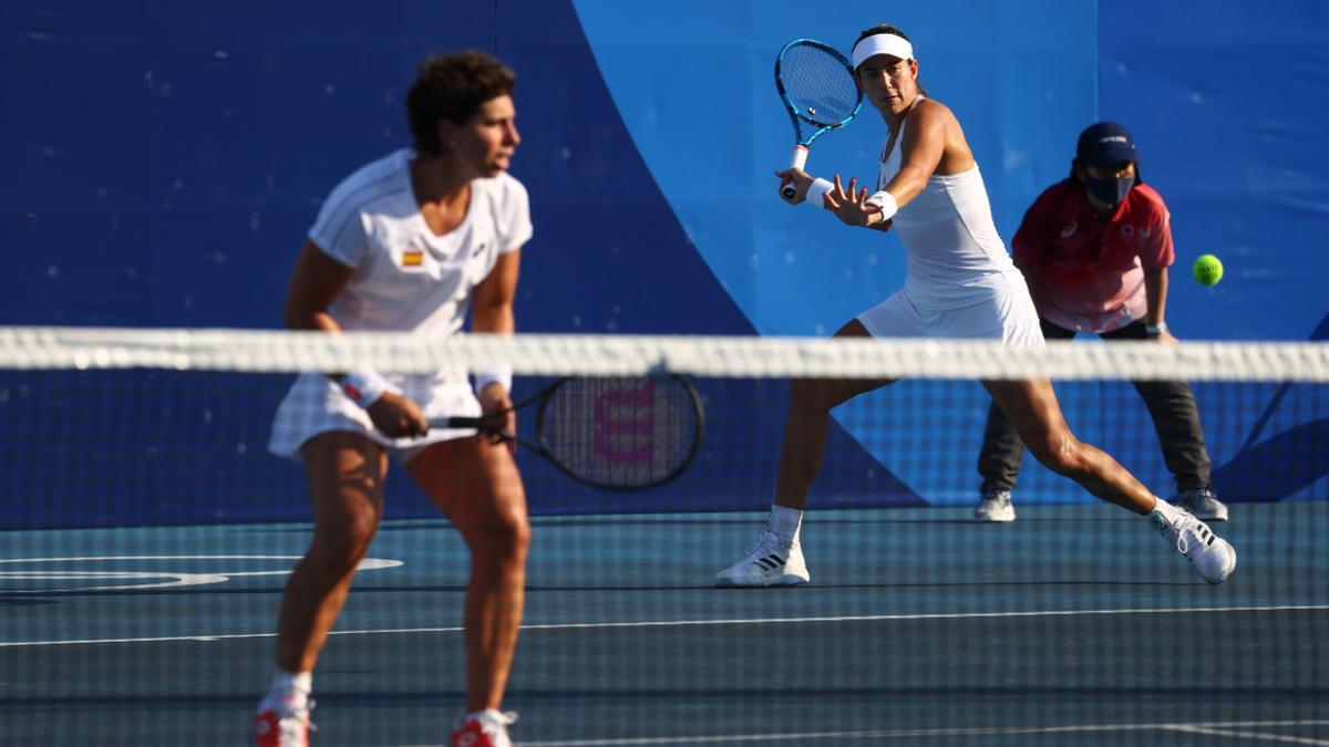 Carla Suárez, en primer plano, con Muguruza preparando un golpe en el fondo