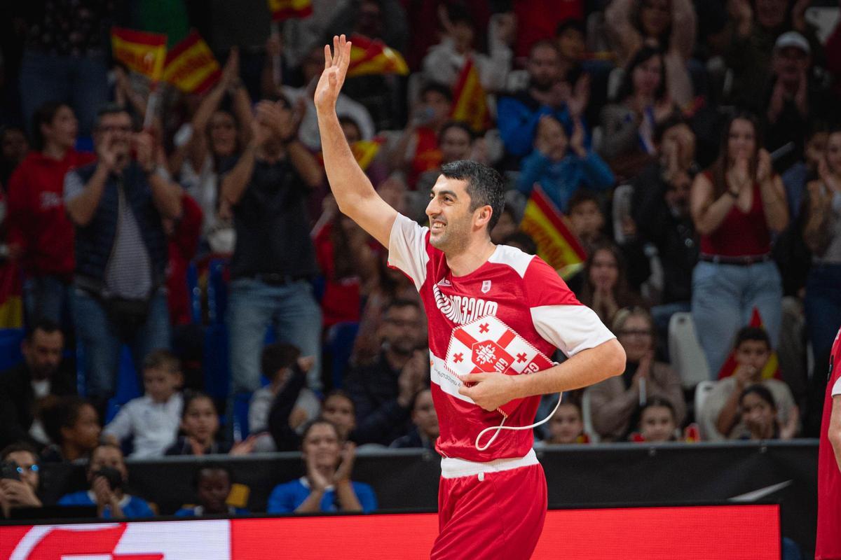 Shermadini, ovacionado por la grada, en su presentación.