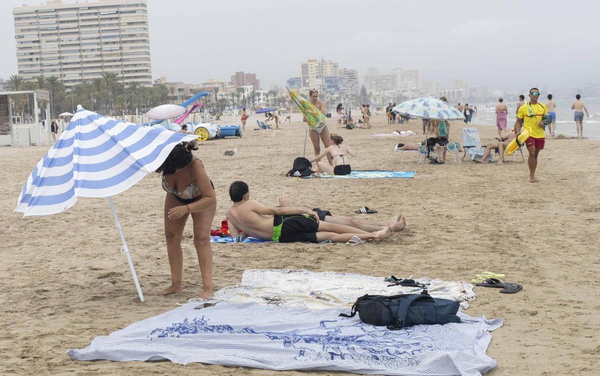 Bandera roja en la playa de San Juan en Alicante: los socorristas obligan a los bañistas a salir del agua por la alerta de viento