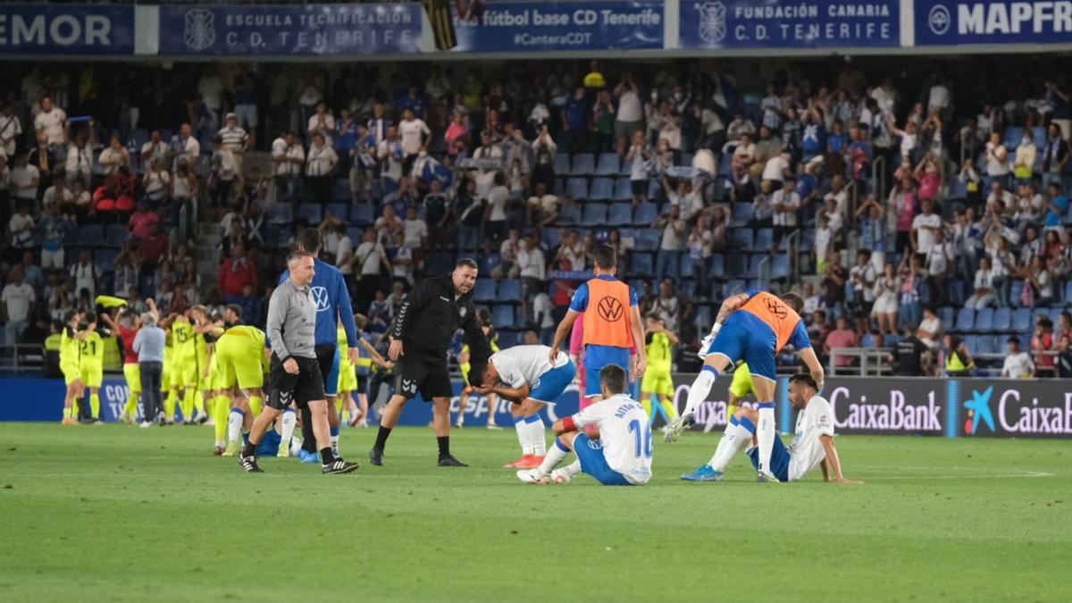 Varios de los jugadores del CD Tenerife, desolados tras perder ayer contra el Girona.