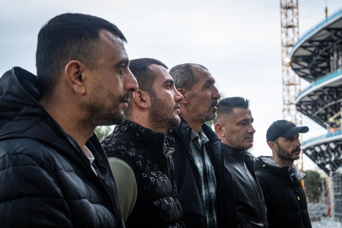 Entrevista con trabajadores despedidos del Camp Nou que pedirán la regularización extraordinaria anunciada por el Gobierno.