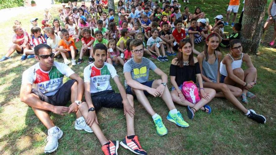 Atletas y niños participantes en el campamento estival del Recreo Cultural de A Estrada. // Bernabé/Cris M.V.