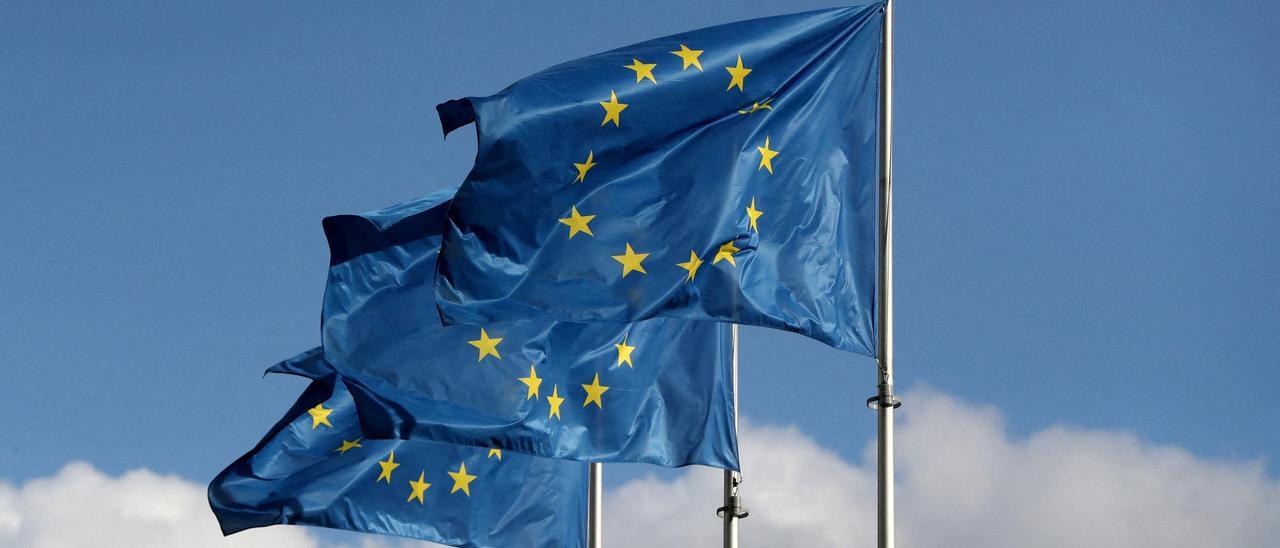 Banderas de la UE ondean en el exterior de la sede de la Comisión Europea, en Bruselas.