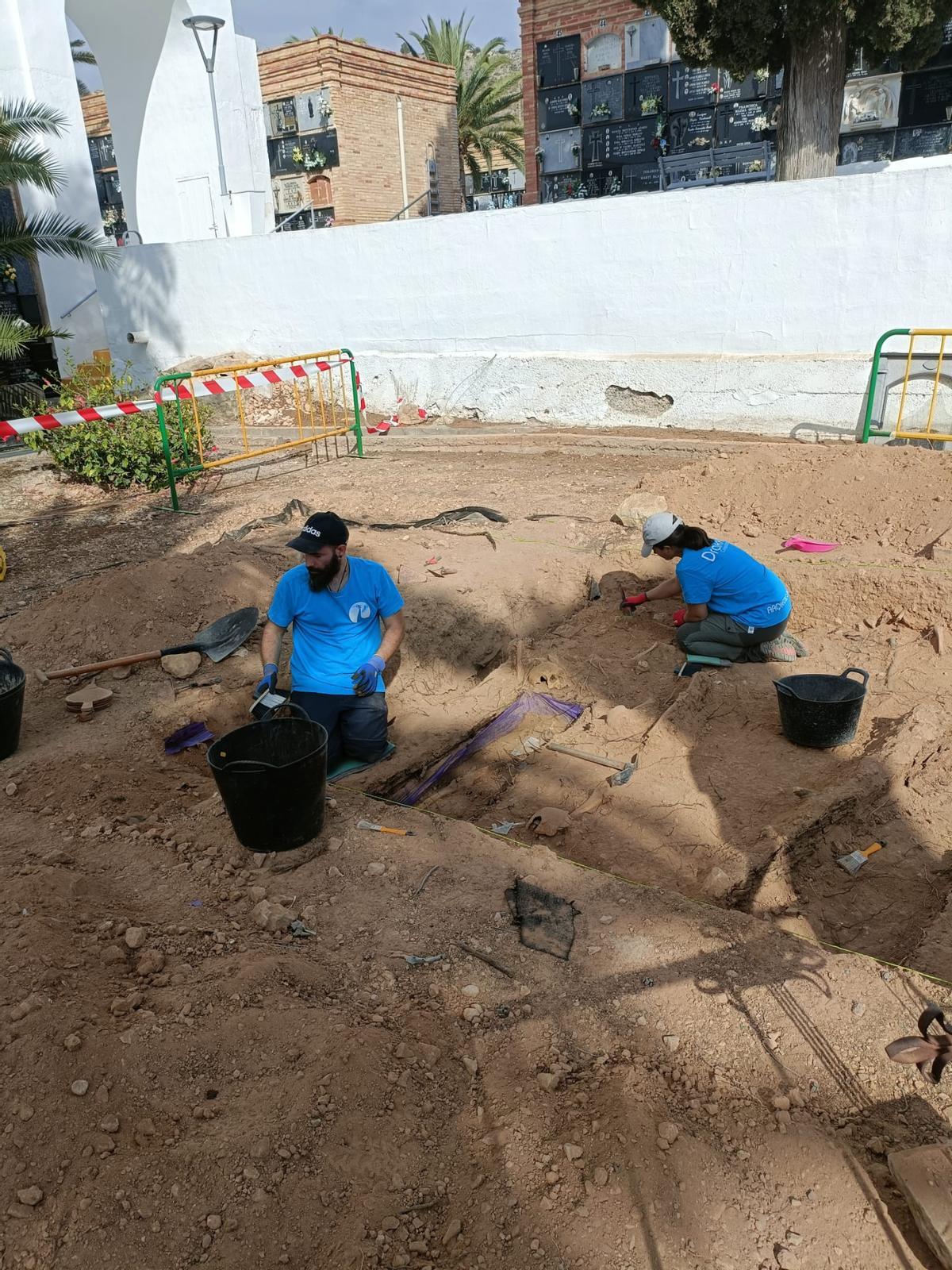 Trabajos de exhumación en el cementerio municipal de Llíria esta semana.
