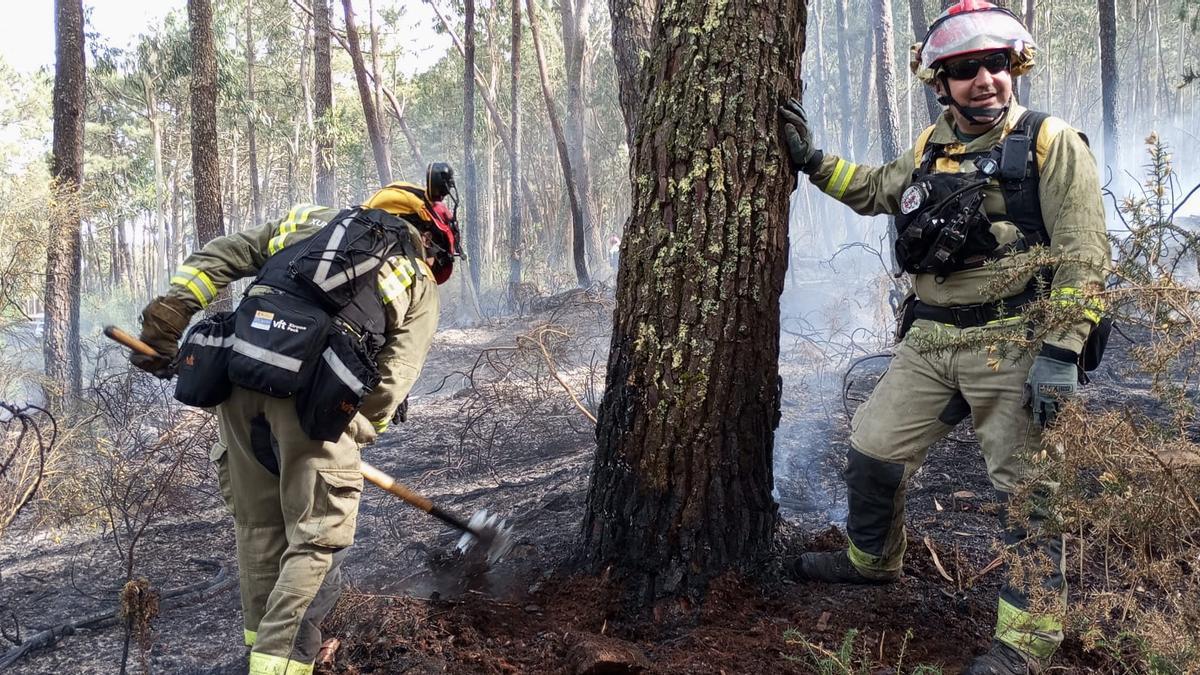 Efectivos anttincendios esta tarde en el monte de Perrón, Vilagarcía.