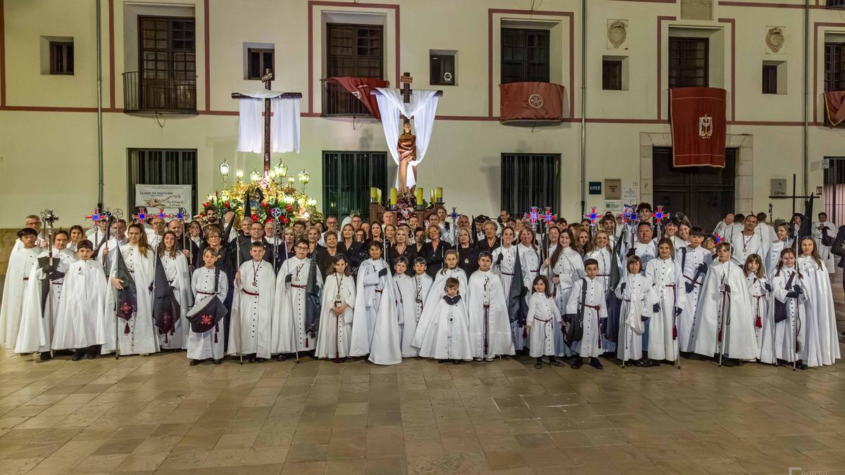 Miembros de la Hermandad de la Santísima Cruz, en la plaza de l'Escola Pia de Gandia