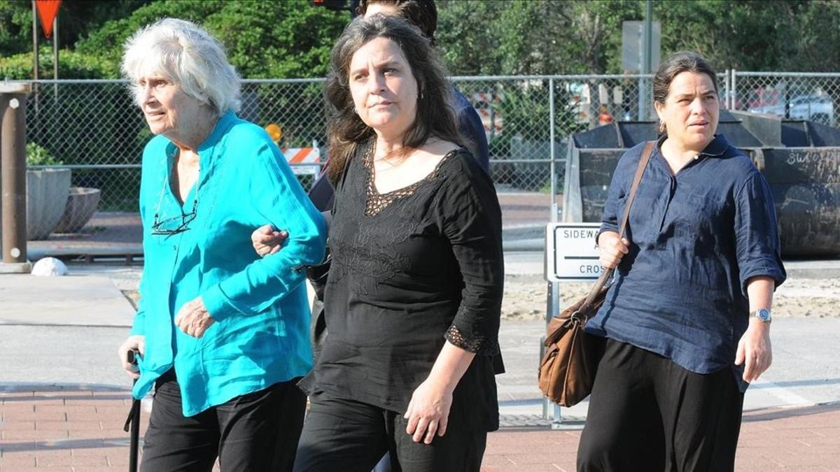 Joan Turner de Jara, viuda de Víctor Jara, entra en el tribunal acompañada de sus hijas Manuela (centro) y Amanda (derecha).