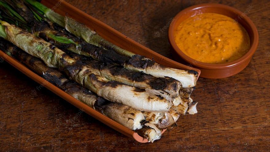 Calçots con salsa romesco