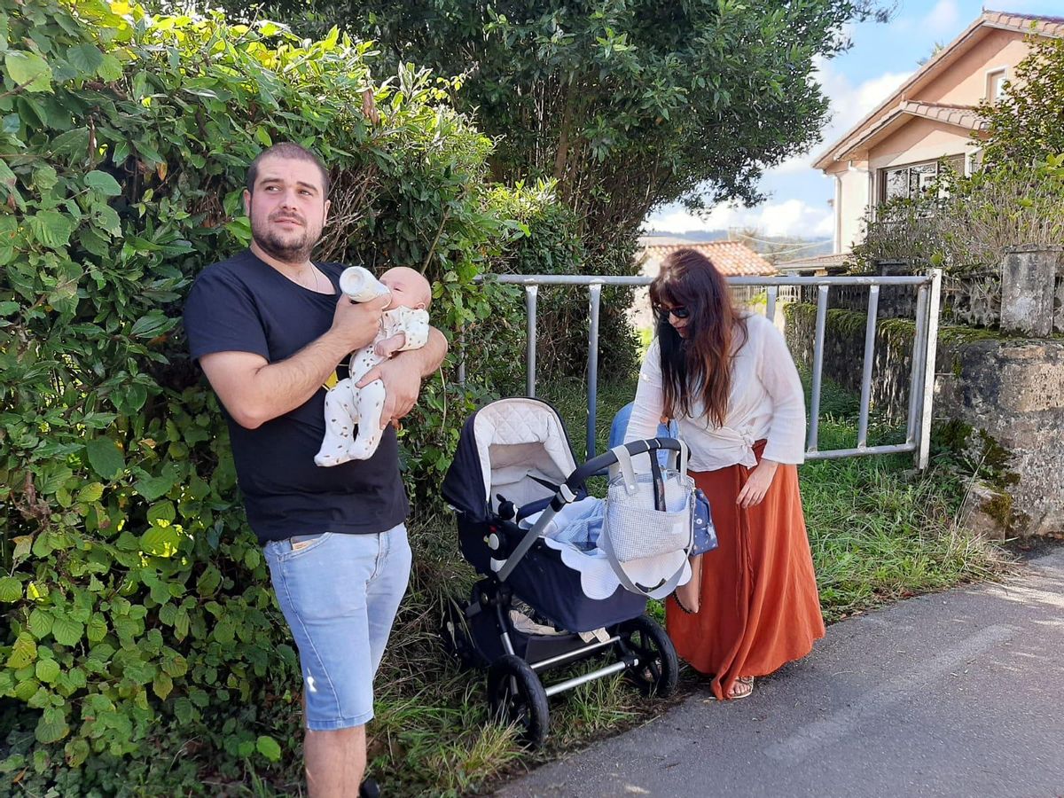 Lucas Díaz, dando el biberón a su bebé, Llorian Díaz, junto a Paola del Sol, su pareja.