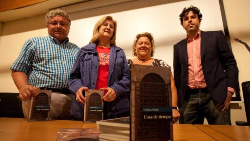 La autora del libro, Cristina Muñiz (segunda por la izquierda), ayer en la presentación.