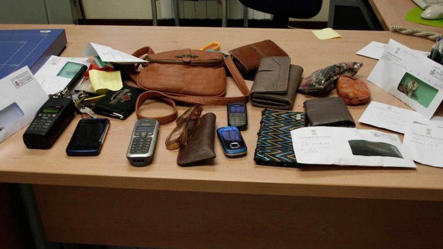 Teléfonos móviles, gafas, carteras y otros artículos extraviados custodiados por la Policía Local.