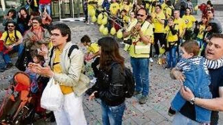 Pares, fills i mestres van protestar, ahir, contra la baixada de la qualitat educativa.