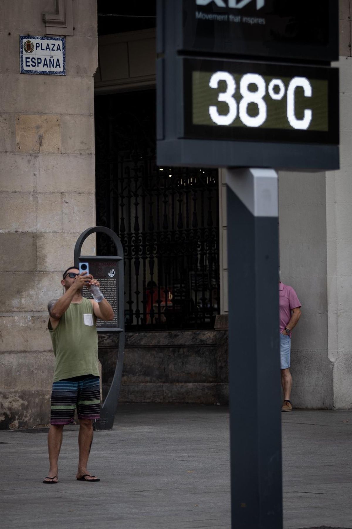 Los zaragozanos se resguardan del calor en un día plenamente veraniego