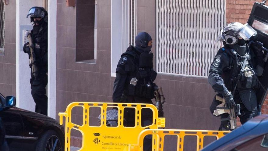 Los Mossos registran la casa del asaltante de Cornellà.