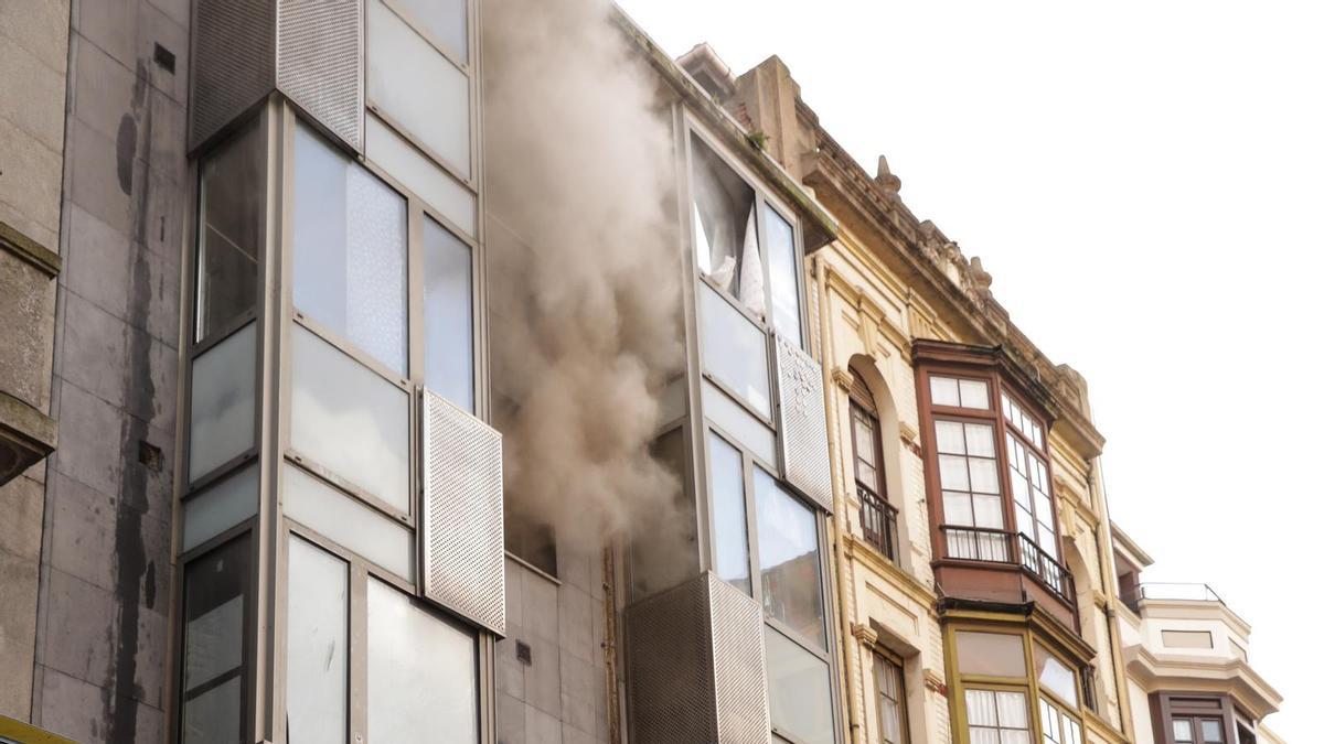 El incendio en el piso okupa del Carmen, en imágenes