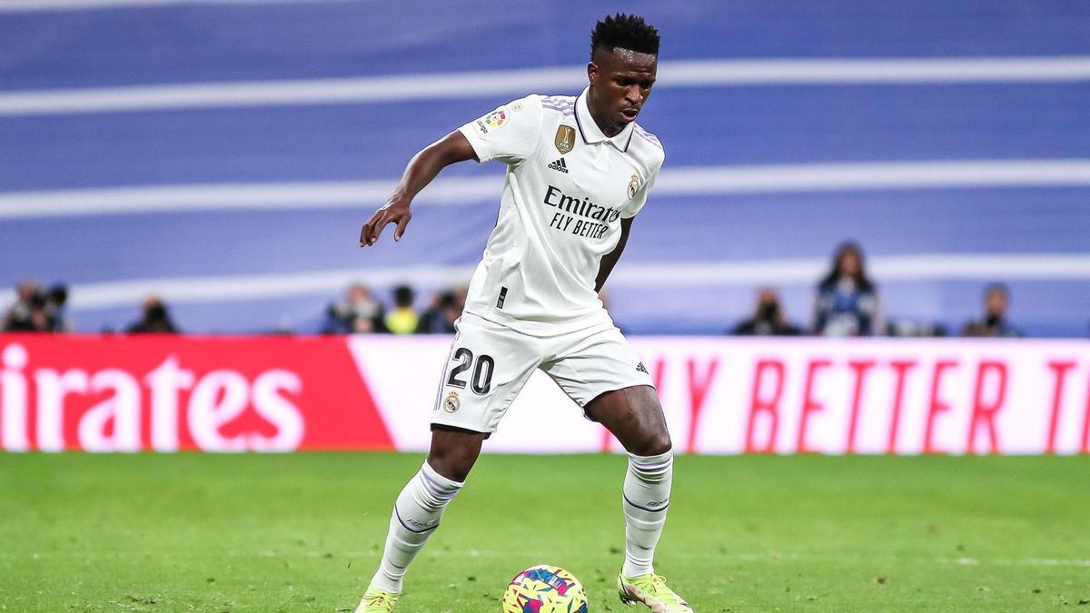 Vinicius, jugador del Real Madrid, durante una acción contra el Celta con el césped del Bernabéu ya levantado.