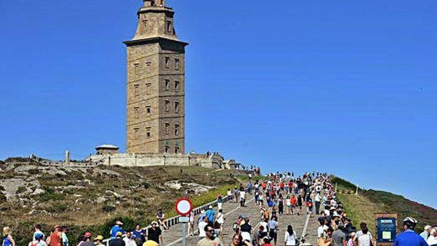 Turistas en la Torre de Hércules.