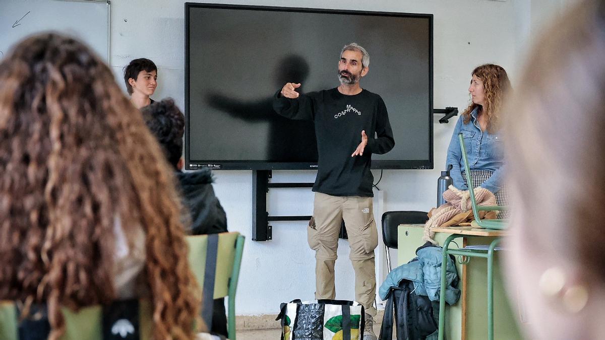 Manuel Cabezudo junto a varios miembros del equipo, en el CEO LEoncio Rodríguez.