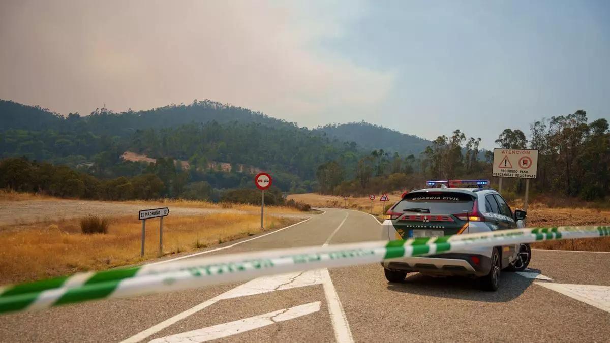La Guardia Civil corta la carretera de acceso a El Madroño.