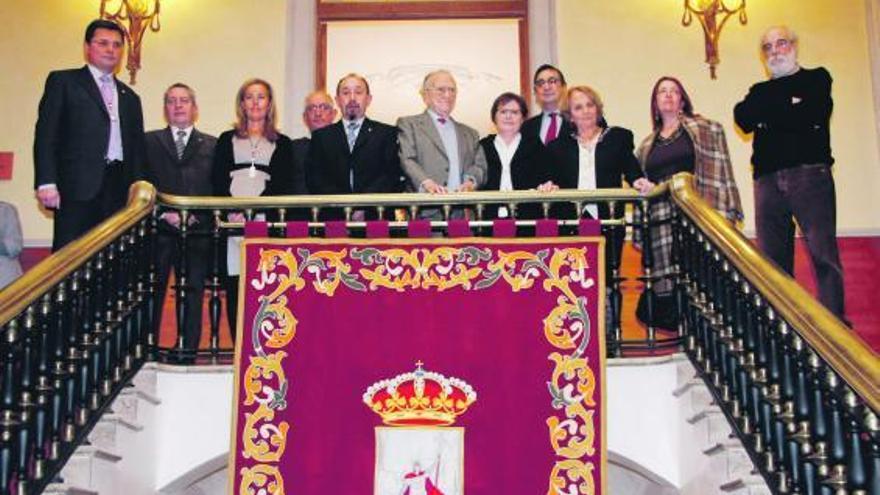 De izquierda a derecha, Pedro Sanjurjo, José Manuel Menéndez Rozada, Pilar Fernández Pardo, Tino Lozano, Jesús Montes Estrada, Santiago Carrillo, Aida Pérez, José Cueto-Felgueroso, Paz Fernández Felgueroso, Carmen Gómez Ojea y Francisco Prado Alberdi, tras el Pleno de honores.