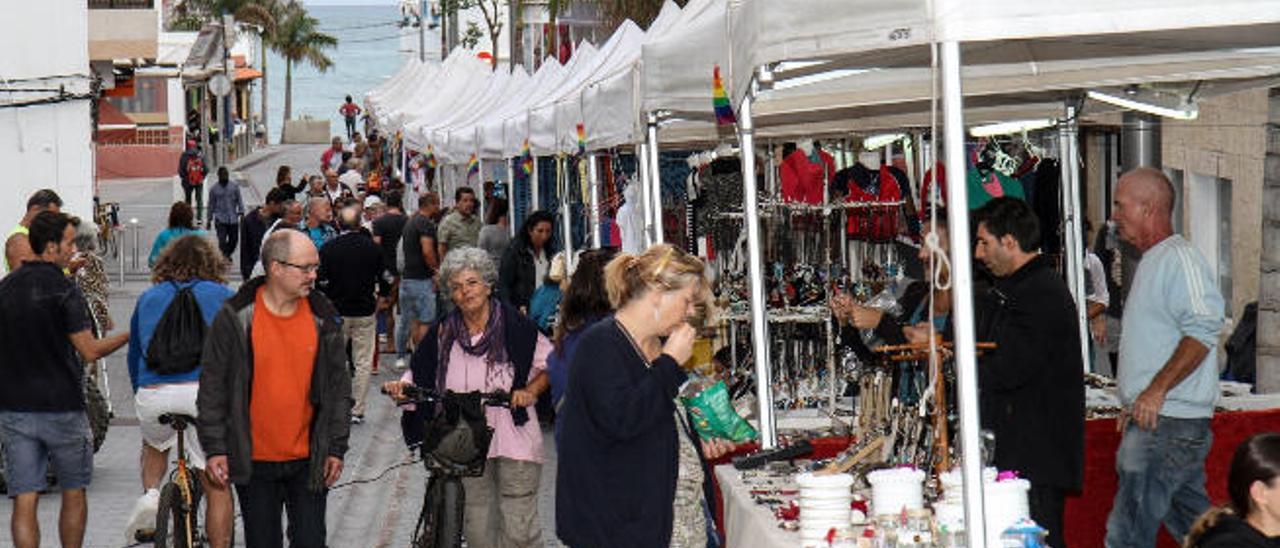 Los puestos de artesanía y manualidades en la calle Lepanto de Corralejo durante la noche blanca.