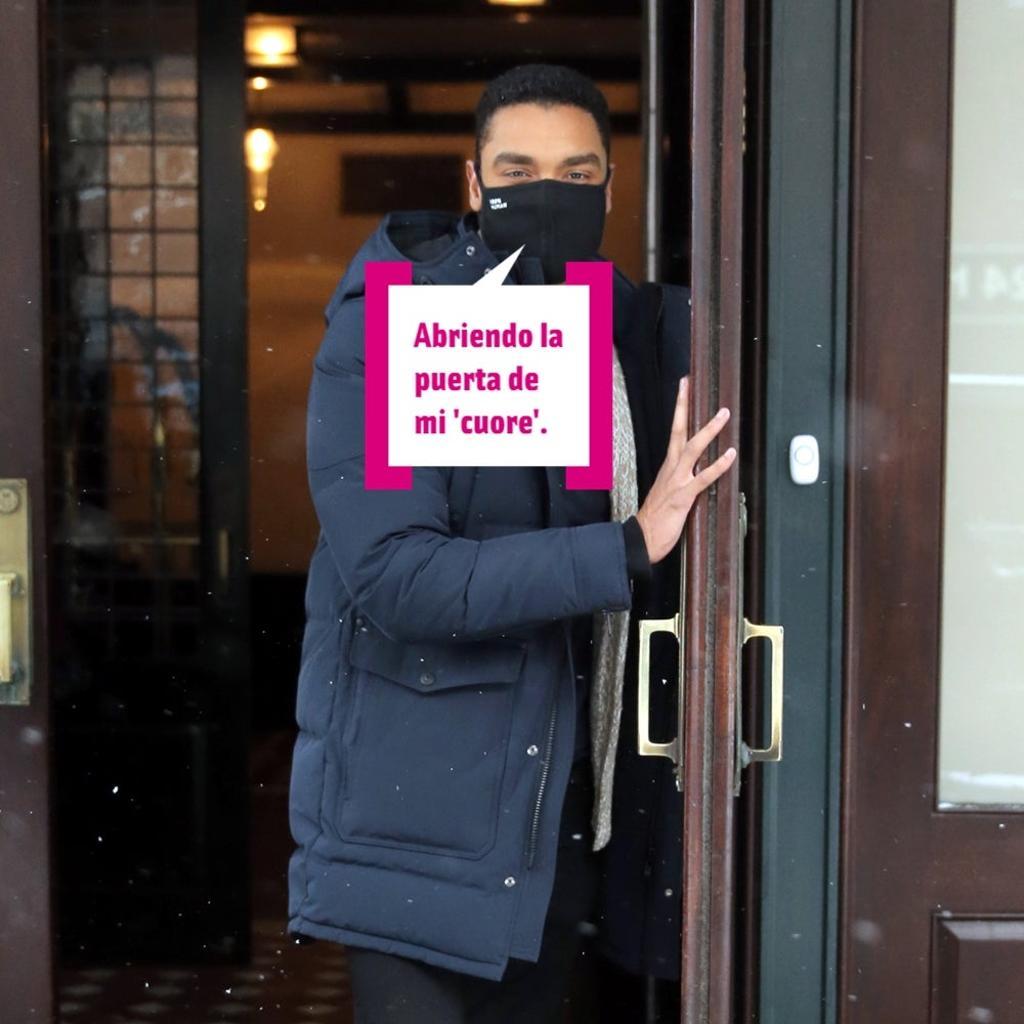 Regé Jean-Page abriendo una puerta