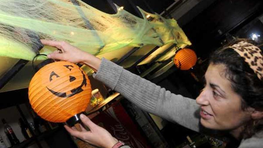 El café bar Jujuy lucía ayer la decoración de Halloween.  // Bernabé/J.L.