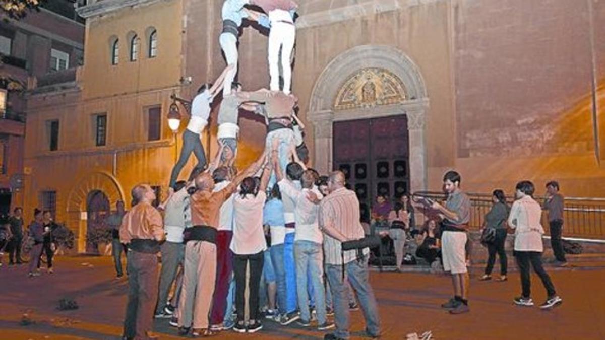 Ensayo 'casteller' 8 Integrantes de Els Panarres practican en la plaza de la Concòrdia, la semana pasada.