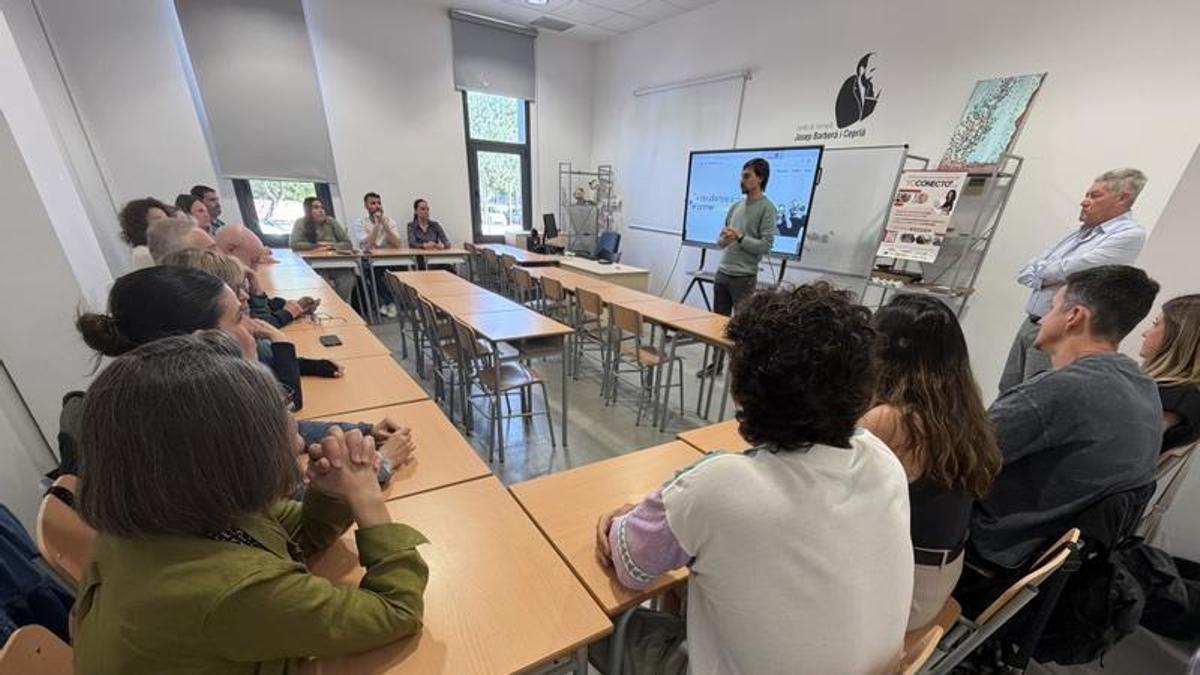 Participantes en la bienvenida al programa Benicàssim Activa celebrada en el Centre de Formació Josep Barberà i Ceprià.