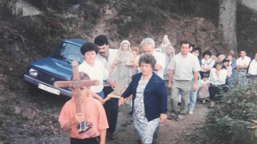 Procesión con la talla de la Virgen.