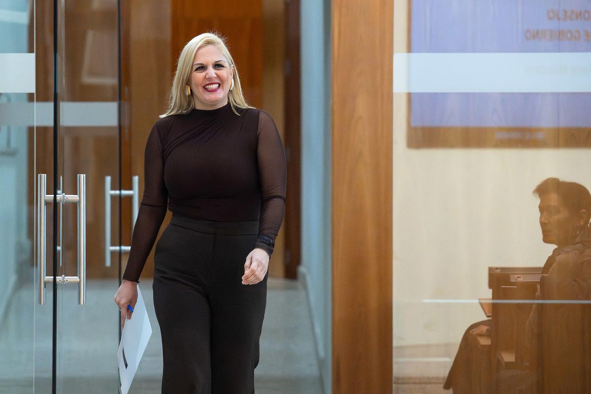 La portavoz de la Junta y consejera de Hacienda y Administración Pública en funciones, Elena Manzano, en la sala de prensa de la Junta para dar cuenta de los acuerdos del Consejo de Gobierno.