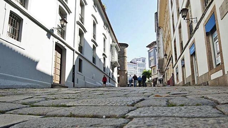 Varias personas caminan por la calle Damas, en la Ciudad Vieja.