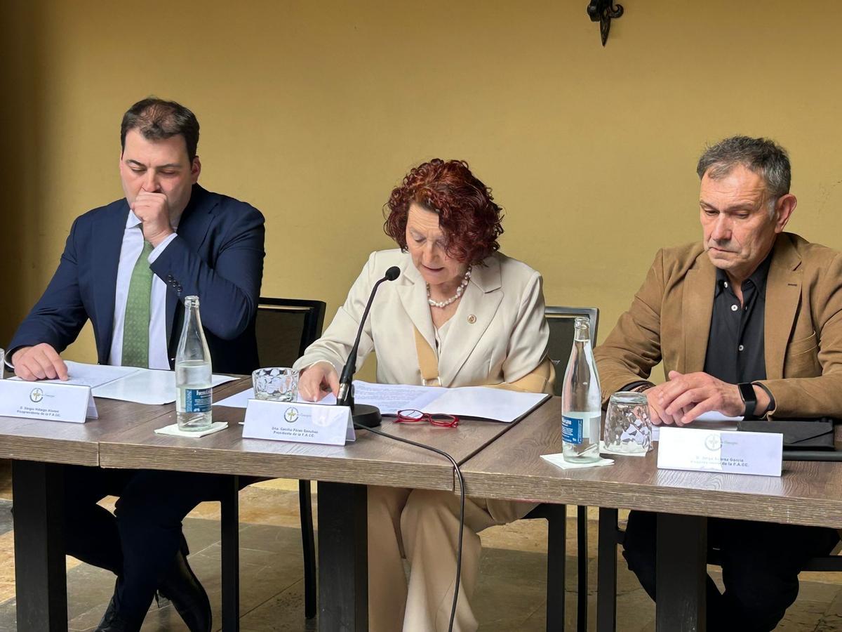 Por la izquierda, Sergio Hidalgo, Cecilia Pérez y Jorge Suárez, en la asamblea de la FACC en Salas.