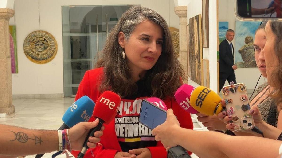 La portavoz de Unidas por Extremadura atendiendo a los medios de comunicación.